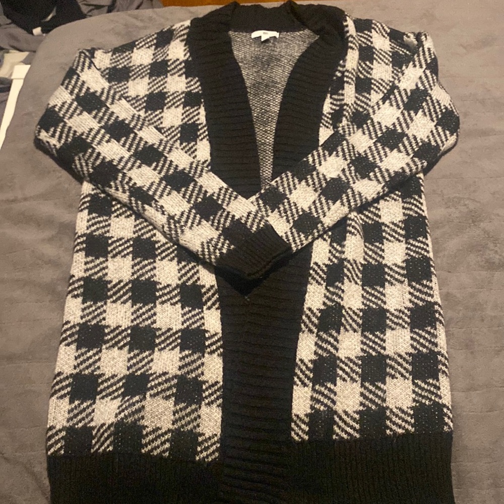 Checkered cardigan. Great condition. Size medium. Brand BP.